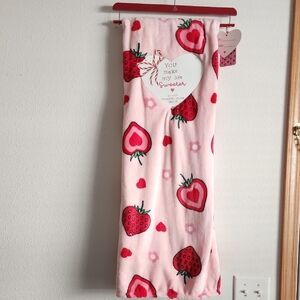 ✨️🍓NWT CUPCAKE & CASHMERE HEART ❤️/ STRAWBERRY🍓 SOFT THROW✨️🍓❤️